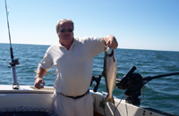Byron tient un de beaucoup de poissons qu'il s'est accroch�s � son voyage de charte de p�che d'Ontario de lac en ao�. 2006